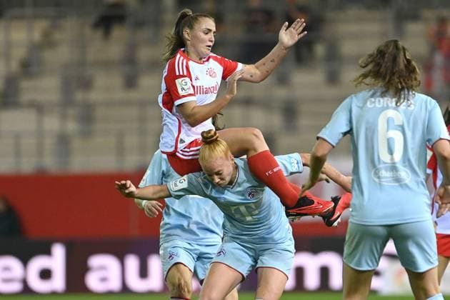 Georgia STANWAY (FCB)m Aktion,Zweikampf gegen Laura VOGT (K). Fussball Googfle Pixel Bundesliga der Frauen Saison 2023 2024, 2.Spieltag, Spieltag02, FC Bayern Muenchen - 1.FC Koeln am 02.10.2023 FC Bayern Campus.