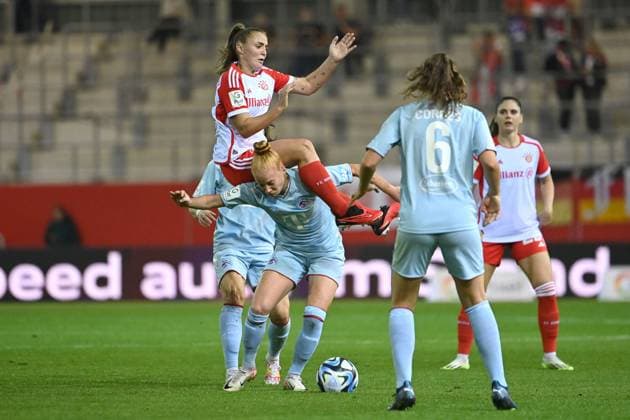 Georgia STANWAY (FCB)m Aktion,Zweikampf gegen Laura VOGT (K). Fussball Googfle Pixel Bundesliga der Frauen Saison 2023 2024, 2.Spieltag, Spieltag02, FC Bayern Muenchen - 1.FC Koeln am 02.10.2023 FC Bayern Campus.
