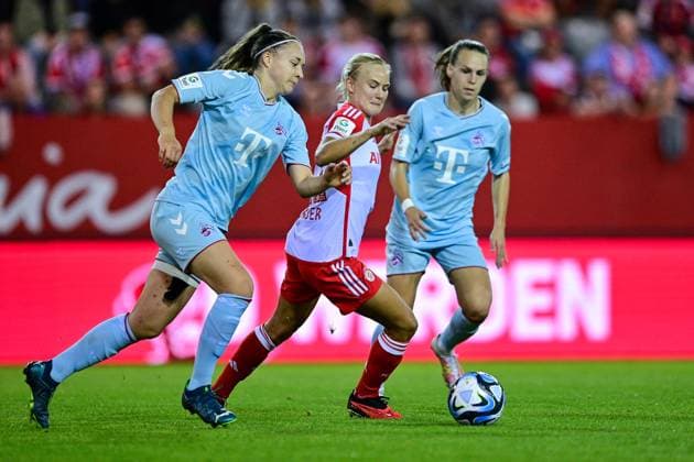 v.li.: Lotta Cordes (Köln, 6) Maria Luisa Grohs (Torwart, Torfrau, FC Bayern München, FCB, 22) Dora Zeller (Köln, 19) im Zweikampf, Duell, duel, tackle, Dynamik, Action, Aktion, 02.10.2023, München (Deutschland), Fussball, Google Pixel Frauen-Bundesliga, FC Bayern München - 1. FC Köln, DFB DFL REGULATIONS PROHIBIT ANY USE OF PHOTOGRAPHS AS IMAGE SEQUENCES AND OR QUASI-VIDEO.