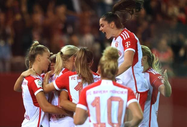 Sport Bilder des Tages Bayern - Torjubel nach Treffer zum 1:0. Frauenfussball, Bayern Muenchen - Koeln, 2.10.2023. Frauenfußball Bundesliga, FC Bayern München - 1.FC Köln, 2.Spieltag, Saison 2023-2024 in Muenchen, F C B A Y E R N C A M P U S, Deutschland. Quelle Copyright Credit : Oryk HAIST