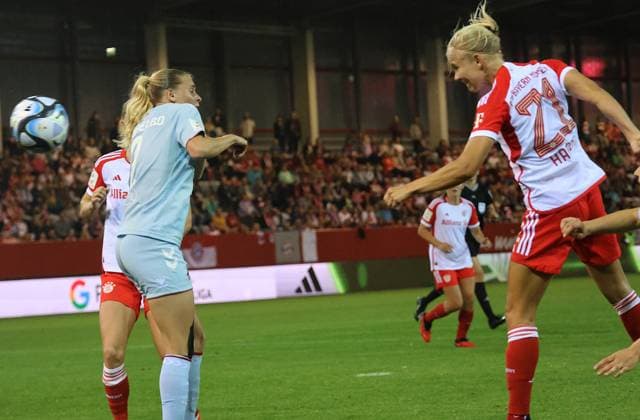 Bayerns 21 Pernille HARDER koepft den Ball ins Tor zum 1:0. Frauenfussball, Bayern Muenchen - Koeln, 2.10.2023. Frauenfußball Bundesliga, FC Bayern München - 1.FC Köln, 2.Spieltag, Saison 2023-2024 in Muenchen, F C B A Y E R N C A M P U S, Deutschland. Quelle Copyright Credit : Oryk HAIST