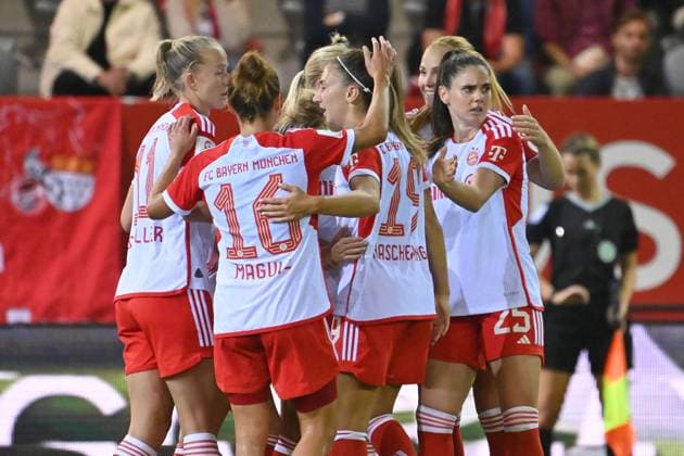 kollektiver Torjubel um Pernile HARDER (FCB) nach Tor zum 1-0, Jubel,Freude,Begeisterung,Aktion. Fussball Googfle Pixel Bundesliga der Frauen Saison 2023 2024, 2.Spieltag, Spieltag02, FC Bayern Muenchen - 1.FC Koeln am 02.10.2023 FC Bayern Campus.