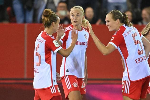Torjubel v.li:Lina MAGULL (FCB), Torschuetzin Pernile HARDER (FCB), Magdalena ERIKSSON (FCB), Jubel,Freude,Begeisterung,Aktion. Fussball Googfle Pixel Bundesliga der Frauen Saison 2023 2024, 2.Spieltag, Spieltag02, FC Bayern Muenchen - 1.FC Koeln am 02.10.2023 FC Bayern Campus.