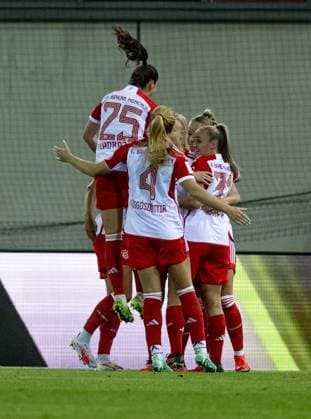 Die Bayern - Spielerinnen - u.a. Sarah Zadrazil (FC Bayern Muenchen Frauen, 25), Glodis Perla Viggosdottir (FC Bayern Muenchen Frauen, 4) und Georgia Stanway (FC Bayern Muenchen Frauen, 31) - bejubeln mit Pernille Harder (FC Bayern Muenchen Frauen, 21) deren Tor zum 1:0 unmittelbar vor der Halbzeit. FC Bayern Muenchen Frauen gegen 1. FC Koeln, Fussball, Frauen-Bundesliga, 2. Spieltag, Saison 2023 2024, 02.10.2023. (DFL DFB REGULATIONS PROHIBIT ANY USE OF PHOTOGRAPHS as IMAGE SEQUENCES and or QUASI-VIDEO). FC Bayern Muenchen Frauen gegen 1. FC Koeln, Fussball, Frauen-Bundesliga, 2. Spieltag, Saison 2023 2024, 02.10.2023. Muenchen Copyright: xEibner-Pressefoto Feinerx EP_HFR