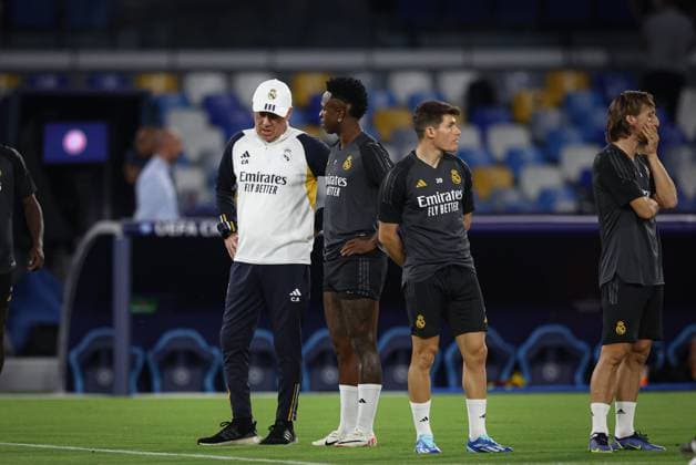 Foto Alessandro Garofalo LaPresse 02 ottobre 2023 Napoli, Italia calcio Champions League 2023 2024 - stadio Diego Armando Maradona allenamento Real Madrid Nella foto: Carlo Ancelotti allenatore (Real Madrid FC); Vinicius Junior (Real Madrid FC); 02 October 2023 Naples, Italy sport football Champions League 2023 2024 - Diego Armando Maradona stadium training session Real Madrid In the picture:Carlo Ancelotti coach (Real Madrid FC); Vinicius Junior (Real Madrid FC);  Copyright: xAlessandroxGarofalo LaPressex