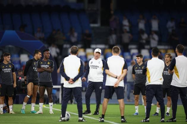 Foto Alessandro Garofalo LaPresse 02 ottobre 2023 Napoli, Italia calcio Champions League 2023 2024 - stadio Diego Armando Maradona allenamento Real Madrid Nella foto: Carlo Ancelotti allenatore (Real Madrid FC); 02 October 2023 Naples, Italy sport football Champions League 2023 2024 - Diego Armando Maradona stadium training session Real Madrid In the picture:Carlo Ancelotti coach (Real Madrid FC);  Copyright: xAlessandroxGarofalo LaPressex