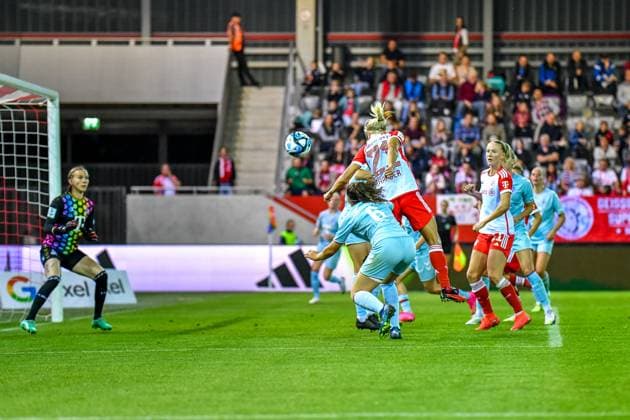 Pernille Harder (21 Bayern) mit dem Kopfball zum 1-0 beim Google Pixel Frauen Bundesligaspiel FC Bayern München - 1. FC Köln am 02.10.2023. München FC Bayern Campus Bayern Deutschland