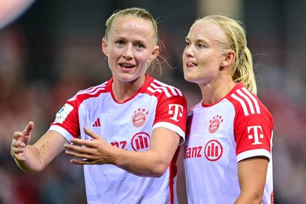 v.li.: Lea Schüller (FC Bayern München, FCB, 11) und Pernille Harder (FC Bayern München, FCB, 21) unterhalten sich nach dem Halbzeitpfiff, 02.10.2023, München (Deutschland), Fussball, Google Pixel Frauen-Bundesliga, FC Bayern München - 1. FC Köln, DFB DFL REGULATIONS PROHIBIT ANY USE OF PHOTOGRAPHS AS IMAGE SEQUENCES AND OR QUASI-VIDEO.