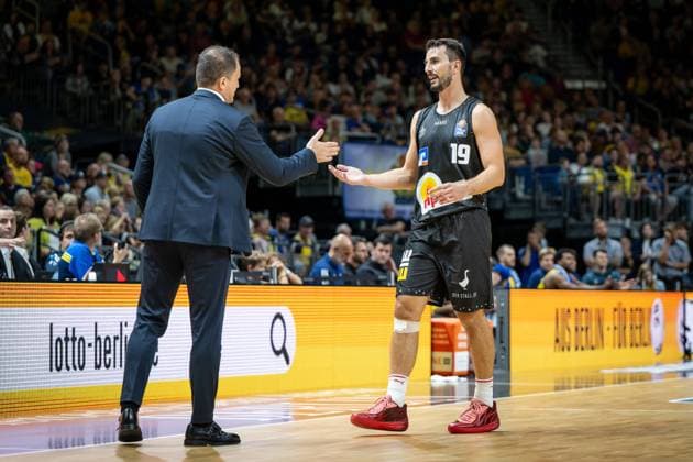 Basketball Berlin 02.10.2023 Saison 2023 2024 1. Bundesliga easyCredit BBL Alba Berlin - HAKRO Merlins Crailsheim Leo Westermann (Crailsheim, No.19) Nikola Markovic (Crailsheim, Trainer)