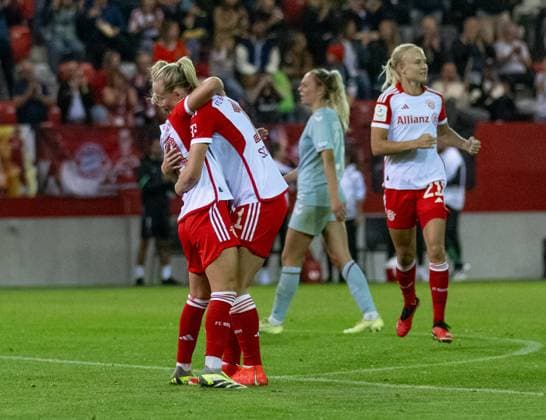 Lea Schueller (FC Bayern Muenchen Frauen, 11, rechts) bejubelt mit Linda Dallmann (FC Bayern Muenchen Frauen, 10) deren Tor zum 2:0. FC Bayern Muenchen Frauen gegen 1. FC Koeln, Fussball, Frauen-Bundesliga, 2. Spieltag, Saison 2023 2024, 02.10.2023. (DFL DFB REGULATIONS PROHIBIT ANY USE OF PHOTOGRAPHS as IMAGE SEQUENCES and or QUASI-VIDEO). FC Bayern Muenchen Frauen gegen 1. FC Koeln, Fussball, Frauen-Bundesliga, 2. Spieltag, Saison 2023 2024, 02.10.2023. Muenchen Copyright: xEibner-Pressefoto Feinerx EP_HFR