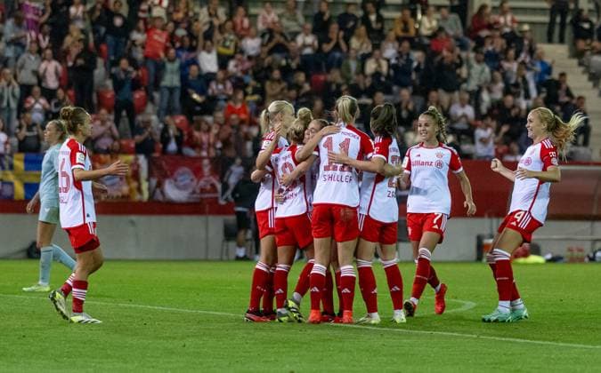 Die Bayern bejubeln mit Linda Dallmann (FC Bayern Muenchen Frauen, 10) deren Tor zum 2:0. FC Bayern Muenchen Frauen gegen 1. FC Koeln, Fussball, Frauen-Bundesliga, 2. Spieltag, Saison 2023 2024, 02.10.2023. (DFL DFB REGULATIONS PROHIBIT ANY USE OF PHOTOGRAPHS as IMAGE SEQUENCES and or QUASI-VIDEO). FC Bayern Muenchen Frauen gegen 1. FC Koeln, Fussball, Frauen-Bundesliga, 2. Spieltag, Saison 2023 2024, 02.10.2023. Muenchen Copyright: xEibner-Pressefoto Feinerx EP_HFR