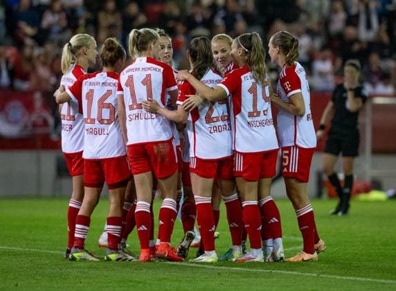 Die Bayern bejubeln mit Linda Dallmann (FC Bayern Muenchen Frauen, 10) deren Tor zum 2:0. FC Bayern Muenchen Frauen gegen 1. FC Koeln, Fussball, Frauen-Bundesliga, 2. Spieltag, Saison 2023 2024, 02.10.2023. (DFL DFB REGULATIONS PROHIBIT ANY USE OF PHOTOGRAPHS as IMAGE SEQUENCES and or QUASI-VIDEO). FC Bayern Muenchen Frauen gegen 1. FC Koeln, Fussball, Frauen-Bundesliga, 2. Spieltag, Saison 2023 2024, 02.10.2023. Muenchen Copyright: xEibner-Pressefoto Feinerx EP_HFR