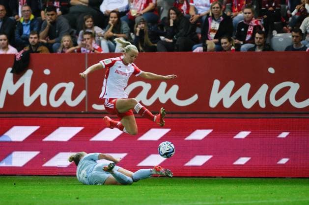 Lea Schüller (11, FC Bayern München) am Ball, FC Bayern München v 1.FC Köln, Fußball, Google Pixel Frauen-Bundesliga 2023 2024, 2.Spieltag am 02.10.2023 in München, FC Bayern Campus. {