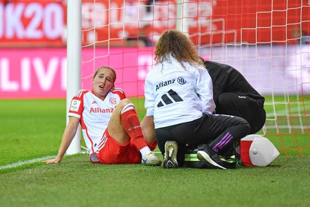 Sydney Lohmann (12 FC Bayern) verletzt am Boden beim Google Pixel Frauen Bundesligaspiel FC Bayern München - 1. FC Köln am 02.10.2023. München FC Bayern Campus Bayern Deutschland