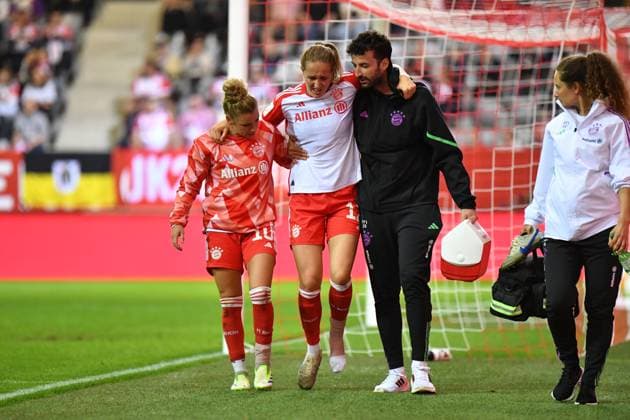 Linda Dallmann (10 FC Bayern) stützt die verletzte Sydney Lohmann (12 FC Bayern) beim Google Pixel Frauen Bundesligaspiel FC Bayern München - 1. FC Köln am 02.10.2023. München FC Bayern Campus Bayern Deutschland