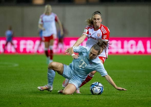 Katharina Naschenweng (FC Bayern Muenchen Frauen, 19) im Kampf um den Ball Zweikampf mit einer Gegenspielerin. FC Bayern Muenchen Frauen gegen 1. FC Koeln, Fussball, Frauen-Bundesliga, 2. Spieltag, Saison 2023 2024, 02.10.2023. (DFL DFB REGULATIONS PROHIBIT ANY USE OF PHOTOGRAPHS as IMAGE SEQUENCES and or QUASI-VIDEO). FC Bayern Muenchen Frauen gegen 1. FC Koeln, Fussball, Frauen-Bundesliga, 2. Spieltag, Saison 2023 2024, 02.10.2023. Muenchen Copyright: xEibner-Pressefoto Feinerx EP_HFR