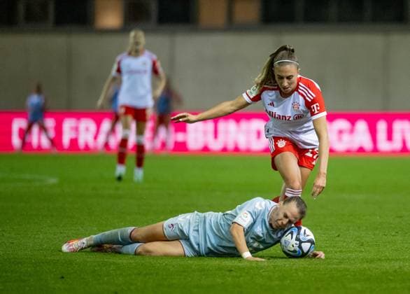 Katharina Naschenweng (FC Bayern Muenchen Frauen, 19) im Kampf um den Ball Zweikampf mit einer Gegenspielerin. FC Bayern Muenchen Frauen gegen 1. FC Koeln, Fussball, Frauen-Bundesliga, 2. Spieltag, Saison 2023 2024, 02.10.2023. (DFL DFB REGULATIONS PROHIBIT ANY USE OF PHOTOGRAPHS as IMAGE SEQUENCES and or QUASI-VIDEO). FC Bayern Muenchen Frauen gegen 1. FC Koeln, Fussball, Frauen-Bundesliga, 2. Spieltag, Saison 2023 2024, 02.10.2023. Muenchen Copyright: xEibner-Pressefoto Feinerx EP_HFR