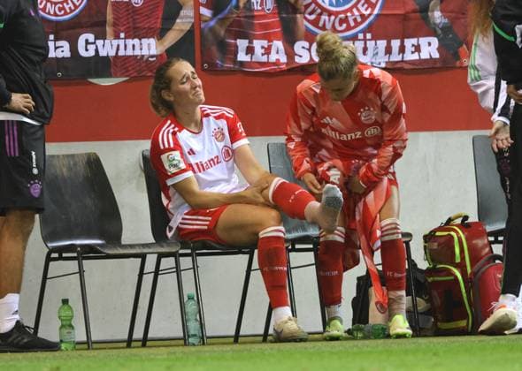 Sport Themen der Woche KW40 Sport Bilder des Tages Enttaeuschung . . . verletzte 12 Sydney LOHMANN (FCB). Frauenfussball, Bayern Muenchen - Koeln, 2.10.2023. Frauenfußball Bundesliga, FC Bayern München - 1.FC Köln, 2.Spieltag, Saison 2023-2024 in Muenchen, F C B A Y E R N C A M P U S, Deutschland. Quelle Copyright Credit : Oryk HAIST *** Disappointment injured 12 Sydney LOHMANN FCB womens soccer, Bayern Muenchen Koeln, 2 10 2023 womens soccer Bundesliga, FC Bayern Munich 1 FC Cologne, 2 match day, 2023 2024 season in Munich, F C B A Y E R N C A M P U S, Germany Source Copyright Credit Oryk HAIST. xFRAUENFUSSBALL_FCB-KOEx