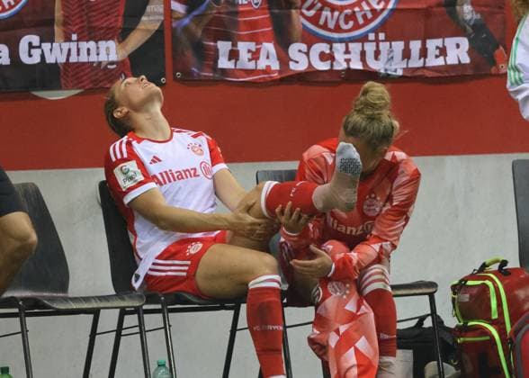 Enttaeuschung . . . verletzte 12 Sydney LOHMANN (FCB). Frauenfussball, Bayern Muenchen - Koeln, 2.10.2023. Frauenfußball Bundesliga, FC Bayern München - 1.FC Köln, 2.Spieltag, Saison 2023-2024 in Muenchen, F C B A Y E R N C A M P U S, Deutschland. Quelle Copyright Credit : Oryk HAIST