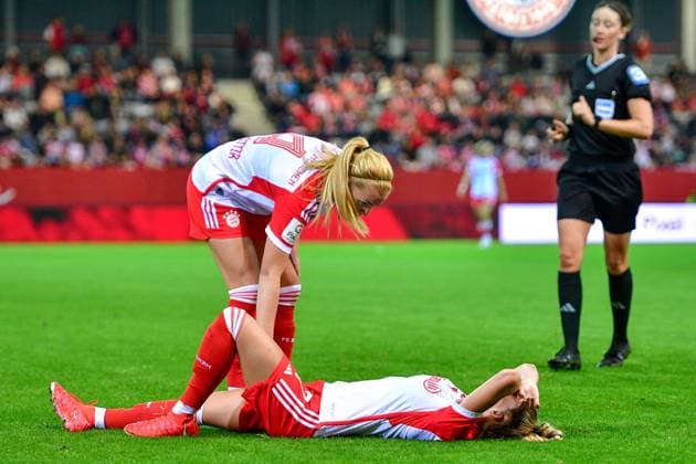 Sport Bilder des Tages v.li.: Glodis Perla Viggosdottir (FC Bayern München , 4) kümmert sich um die verletzt am Boden liegende Giulia Gwinn (FC Bayern München, FCB, 7), verletzt, Verletzung, injured, sporting injury, 02.10.2023, München (Deutschland), Fussball, Google Pixel Frauen-Bundesliga, FC Bayern München - 1. FC Köln, DFB DFL REGULATIONS PROHIBIT ANY USE OF PHOTOGRAPHS AS IMAGE SEQUENCES AND OR QUASI-VIDEO.