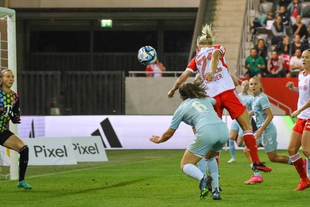 Tor zum 1:0 durch Pernille Harder (FC Bayern Muenchen, 21) FC Bayern Muenchen vs.1. FC Koeln, Fussball Google Pixel Frauen Bundesliga, 2. Spieltag, Saison 23 24, 02.10.2023; DFL REGULATIONS PROHIBIT ANY USE OF PHOTOGRAPHS AS IMAGE SEQUENCES; FC Bayern Muenchen vs.1. FC Koeln, Fussball Google Pixel Frauen Bundesliga, 2. Spieltag, Saison 23 24, 02.10.2023 Muenchen Copyright: xEibner-Pressefoto JennixMaulx EP_JML