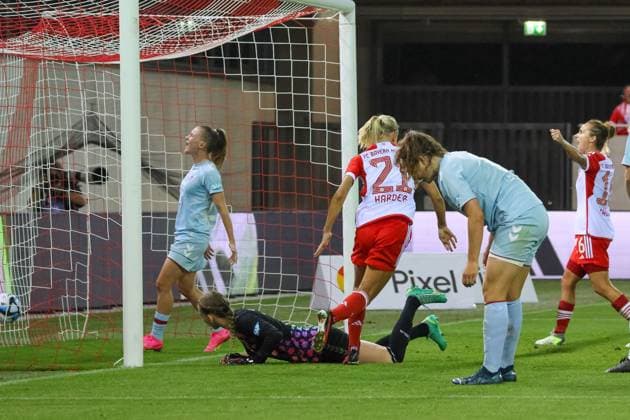 Tor zum 1:0 durch Pernille Harder (FC Bayern Muenchen, 21) FC Bayern Muenchen vs.1. FC Koeln, Fussball Google Pixel Frauen Bundesliga, 2. Spieltag, Saison 23 24, 02.10.2023; DFL REGULATIONS PROHIBIT ANY USE OF PHOTOGRAPHS AS IMAGE SEQUENCES; FC Bayern Muenchen vs.1. FC Koeln, Fussball Google Pixel Frauen Bundesliga, 2. Spieltag, Saison 23 24, 02.10.2023 Muenchen Copyright: xEibner-Pressefoto JennixMaulx EP_JML