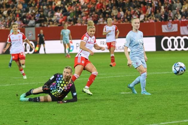 Tor zum 2:0 durch Linda Dallmann (FC Bayern Muenchen, 10) FC Bayern Muenchen vs.1. FC Koeln, Fussball Google Pixel Frauen Bundesliga, 2. Spieltag, Saison 23 24, 02.10.2023; DFL REGULATIONS PROHIBIT ANY USE OF PHOTOGRAPHS AS IMAGE SEQUENCES; FC Bayern Muenchen vs.1. FC Koeln, Fussball Google Pixel Frauen Bundesliga, 2. Spieltag, Saison 23 24, 02.10.2023 Muenchen Copyright: xEibner-Pressefoto JennixMaulx EP_JML