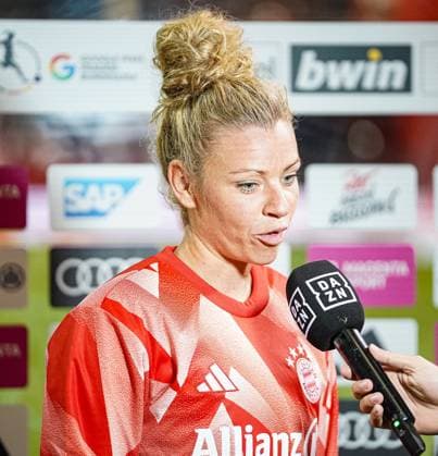 Linda Dallmann (10 FC Bayern) beim Interview mit DAZN nach dem Google Pixel Frauen Bundesligaspiel FC Bayern München - 1. FC Köln am 02.10.2023. München FC Bayern Campus Bayern Deutschland