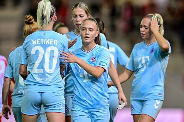 Köllner Spielerinnen nach Spielende enttäuscht schauend, Enttäuschung, Frustration, disappointed, pessimistisch, 02.10.2023, München (Deutschland), Fussball, Google Pixel Frauen-Bundesliga, FC Bayern München - 1. FC Köln, DFB DFL REGULATIONS PROHIBIT ANY USE OF PHOTOGRAPHS AS IMAGE SEQUENCES AND OR QUASI-VIDEO.