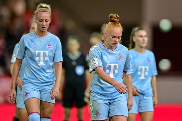 Köllner Spielerinnen nach Spielende enttäuscht schauend, Enttäuschung, Frustration, disappointed, pessimistisch, 02.10.2023, München (Deutschland), Fussball, Google Pixel Frauen-Bundesliga, FC Bayern München - 1. FC Köln, DFB DFL REGULATIONS PROHIBIT ANY USE OF PHOTOGRAPHS AS IMAGE SEQUENCES AND OR QUASI-VIDEO.