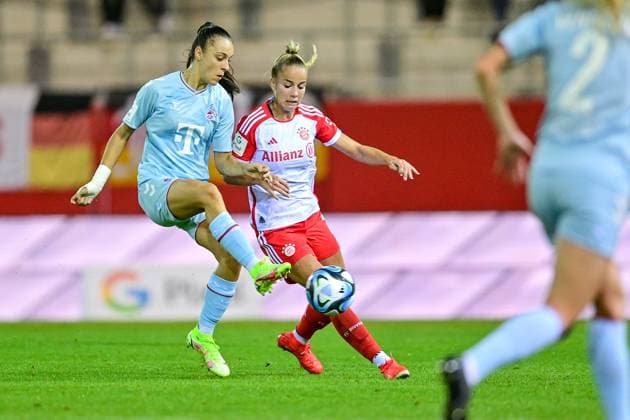 v.li.: Natalia Padilla-Bidas (Köln, 22) Giulia Gwinn (FC Bayern München, FCB, 7) im Zweikampf, Duell, duel, tackle, Dynamik, Action, Aktion, 02.10.2023, München (Deutschland), Fussball, Google Pixel Frauen-Bundesliga, FC Bayern München - 1. FC Köln, DFB DFL REGULATIONS PROHIBIT ANY USE OF PHOTOGRAPHS AS IMAGE SEQUENCES AND OR QUASI-VIDEO.