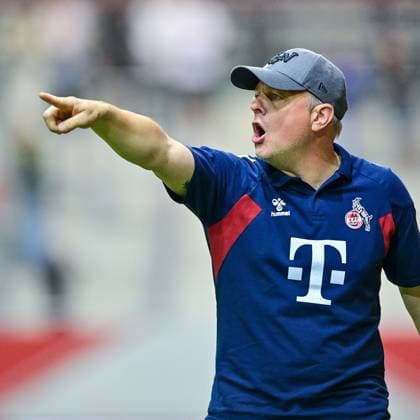 Trainer Daniel Weber (Köln) gibt Anweisungen, gestikuliert, mit den Armen gestikulieren, gives instructions, gesticulate, Einzelbild, Aktion, Action, 02.10.2023, München (Deutschland), Fussball, Google Pixel Frauen-Bundesliga, FC Bayern München - 1. FC Köln, DFB DFL REGULATIONS PROHIBIT ANY USE OF PHOTOGRAPHS AS IMAGE SEQUENCES AND OR QUASI-VIDEO.