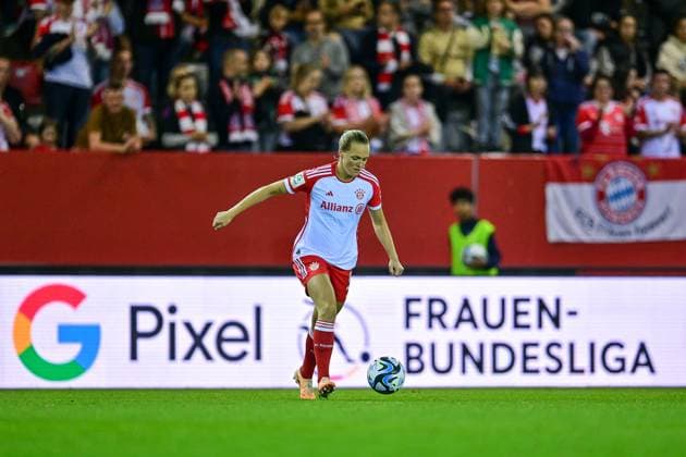 Magdalena Eriksson (FC Bayern München, FCB, 5) vor der Google Pixel Frauenbundesliga Bande, am Ball, Freisteller, Ganzkörper, Einzelbild, Aktion, Action, 02.10.2023, München (Deutschland), Fussball, Google Pixel Frauen-Bundesliga, FC Bayern München - 1. FC Köln, DFB DFL REGULATIONS PROHIBIT ANY USE OF PHOTOGRAPHS AS IMAGE SEQUENCES AND OR QUASI-VIDEO.