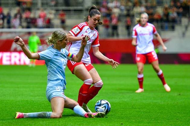 v.li.: Sharon Beck (Köln, 10) Sarah Zadrazil (FC Bayern München, FCB, 25) im Zweikampf, Duell, duel, tackle, Dynamik, Action, Aktion, 02.10.2023, München (Deutschland), Fussball, Google Pixel Frauen-Bundesliga, FC Bayern München - 1. FC Köln, DFB DFL REGULATIONS PROHIBIT ANY USE OF PHOTOGRAPHS AS IMAGE SEQUENCES AND OR QUASI-VIDEO.