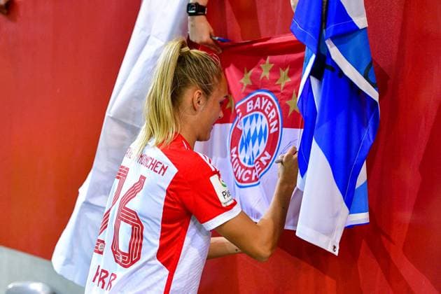 Samantha Kerr (FC Bayern München, FCB, 26) gibt einem Fan ein Autogram auf eine FC Bayern Fahne, 02.10.2023, München (Deutschland), Fussball, Google Pixel Frauen-Bundesliga, FC Bayern München - 1. FC Köln, DFB DFL REGULATIONS PROHIBIT ANY USE OF PHOTOGRAPHS AS IMAGE SEQUENCES AND OR QUASI-VIDEO.