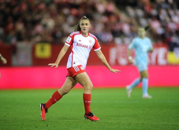 München, Deutschland 02. Oktober 2023: Fussball, FRAUEN, GOOGLE PIXEL FRAUEN-BUNDESLIGA, Saison 2023 2024, FC Bayern München - 1.FC Köln, Campus Georgia Stanway (FC Bayern München) , laufend, spreizt beide Arme von sich,Einzelaktion, Freisteller,Ganzkörperaufnahme
