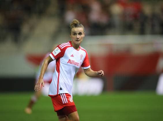 München, Deutschland 02. Oktober 2023: Fussball, FRAUEN, GOOGLE PIXEL FRAUEN-BUNDESLIGA, Saison 2023 2024, FC Bayern München - 1.FC Köln, Campus Lina Magull (FC Bayern München) mit Blick nach rechts