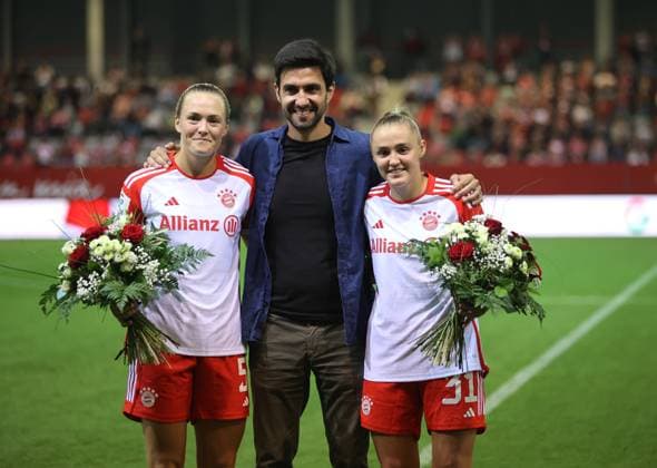 Sport Themen der Woche KW40 Sport Bilder des Tages München, Deutschland 02. Oktober 2023: Fussball, FRAUEN, GOOGLE PIXEL FRAUEN-BUNDESLIGA, Saison 2023 2024, FC Bayern München - 1.FC Köln, Campus Magdalena Eriksson (FC Bayern München) mit Francisco De Sa Fardilha, dem Technischen Leiter Frauenfußball und Georgia Stanway (FC Bayern München) (v.l.n.r.) Ehrung vor Beginn des Spiels wegen Abschneiden Frauen WM *** Munich, Germany 02 October 2023 football, WOMEN, GOOGLE PIXEL WOMENS FEDERAL LEAGUE, 2023 2024 season, FC Bayern Munich 1 FC Cologne, Campus Magdalena Eriksson FC Bayern Munich with Francisco De Sa Fardilha, the technical director womens soccer and Georgia Stanway FC Bayern Munich v l n r honor before the start of the game because of Abschneiden womens World Cup.