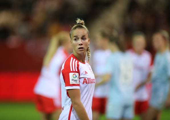 München, Deutschland 02. Oktober 2023: Fussball, FRAUEN, GOOGLE PIXEL FRAUEN-BUNDESLIGA, Saison 2023 2024, FC Bayern München - 1.FC Köln, Campus Giulia Gwinn (FC Bayern München) Kopf, Oberkörper, Blick nach rechts, schauen, beobachten