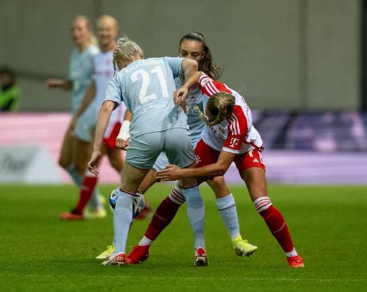 Kampf um den Ball Zweikampf zwischen von Giulia Gwinn (FC Bayern Muenchen Frauen, 7) mit Anna Gerhardt (1. FC Koeln, 21) und Natalia Padilla-Bidas (1. FC Koeln, 22). FC Bayern Muenchen Frauen gegen 1. FC Koeln, Fussball, Frauen-Bundesliga, 2. Spieltag, Saison 2023 2024, 02.10.2023. (DFL DFB REGULATIONS PROHIBIT ANY USE OF PHOTOGRAPHS as IMAGE SEQUENCES and or QUASI-VIDEO). FC Bayern Muenchen Frauen gegen 1. FC Koeln, Fussball, Frauen-Bundesliga, 2. Spieltag, Saison 2023 2024, 02.10.2023. Muenchen Copyright: xEibner-Pressefoto Feinerx EP_HFR