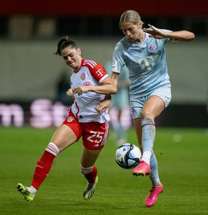 Sport Bilder des Tages Kampf um den Ball Zweikampf zwischen Sarah Zadrazil (FC Bayern Muenchen Frauen, 25) und Sharon Beck (1. FC Koeln, 10). FC Bayern Muenchen Frauen gegen 1. FC Koeln, Fussball, Frauen-Bundesliga, 2. Spieltag, Saison 2023 2024, 02.10.2023. (DFL DFB REGULATIONS PROHIBIT ANY USE OF PHOTOGRAPHS as IMAGE SEQUENCES and or QUASI-VIDEO). FC Bayern Muenchen Frauen gegen 1. FC Koeln, Fussball, Frauen-Bundesliga, 2. Spieltag, Saison 2023 2024, 02.10.2023. Muenchen Copyright: xEibner-Pressefoto Feinerx EP_HFR