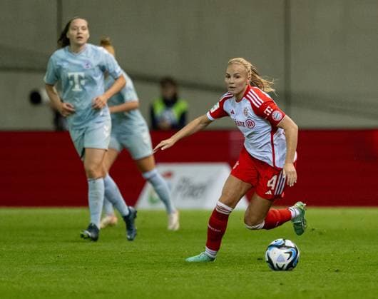 Glodis Perla Viggosdottir (FC Bayern Muenchen Frauen, 4). FC Bayern Muenchen Frauen gegen 1. FC Koeln, Fussball, Frauen-Bundesliga, 2. Spieltag, Saison 2023 2024, 02.10.2023. (DFL DFB REGULATIONS PROHIBIT ANY USE OF PHOTOGRAPHS as IMAGE SEQUENCES and or QUASI-VIDEO). FC Bayern Muenchen Frauen gegen 1. FC Koeln, Fussball, Frauen-Bundesliga, 2. Spieltag, Saison 2023 2024, 02.10.2023. Muenchen Copyright: xEibner-Pressefoto Feinerx EP_HFR