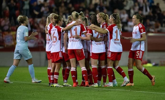 Die Muenchnerinnen bejubeln mit Linda Dallmann (FC Bayern Muenchen Frauen, 10) deren Tor zum 2:0. FC Bayern Muenchen Frauen gegen 1. FC Koeln, Fussball, Frauen-Bundesliga, 2. Spieltag, Saison 2023 2024, 02.10.2023. (DFL DFB REGULATIONS PROHIBIT ANY USE OF PHOTOGRAPHS as IMAGE SEQUENCES and or QUASI-VIDEO). FC Bayern Muenchen Frauen gegen 1. FC Koeln, Fussball, Frauen-Bundesliga, 2. Spieltag, Saison 2023 2024, 02.10.2023. Muenchen Copyright: xEibner-Pressefoto Feinerx EP_HFR
