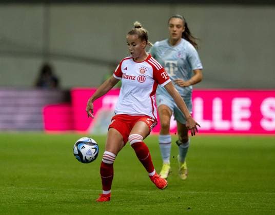 Giulia Gwinn (FC Bayern Muenchen Frauen, 7). FC Bayern Muenchen Frauen gegen 1. FC Koeln, Fussball, Frauen-Bundesliga, 2. Spieltag, Saison 2023 2024, 02.10.2023. (DFL DFB REGULATIONS PROHIBIT ANY USE OF PHOTOGRAPHS as IMAGE SEQUENCES and or QUASI-VIDEO). FC Bayern Muenchen Frauen gegen 1. FC Koeln, Fussball, Frauen-Bundesliga, 2. Spieltag, Saison 2023 2024, 02.10.2023. Muenchen Copyright: xEibner-Pressefoto Feinerx EP_HFR
