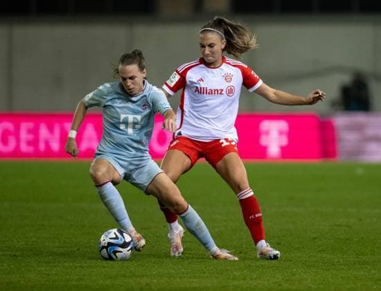 Kampf um den Ball Zweikampf zwischen Dora Zeller (1. FC Koeln, 19) und Katharina Naschenweng (FC Bayern Muenchen Frauen, 19). FC Bayern Muenchen Frauen gegen 1. FC Koeln, Fussball, Frauen-Bundesliga, 2. Spieltag, Saison 2023 2024, 02.10.2023. (DFL DFB REGULATIONS PROHIBIT ANY USE OF PHOTOGRAPHS as IMAGE SEQUENCES and or QUASI-VIDEO). FC Bayern Muenchen Frauen gegen 1. FC Koeln, Fussball, Frauen-Bundesliga, 2. Spieltag, Saison 2023 2024, 02.10.2023. Muenchen Copyright: xEibner-Pressefoto Feinerx EP_HFR
