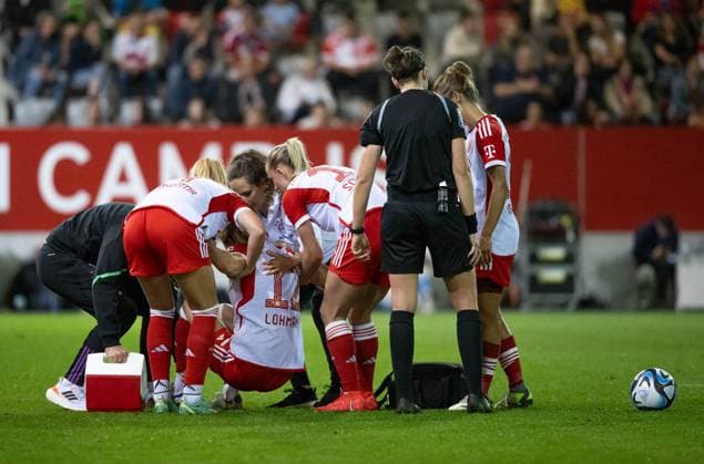 Die Aerzte und Teamkolleginnen kuemmern sich um Sydney Lohmann (FC Bayern Muenchen Frauen, 12), die sich mutmasslich eine schwere Verletzung zugezogen hat. FC Bayern Muenchen Frauen gegen 1. FC Koeln, Fussball, Frauen-Bundesliga, 2. Spieltag, Saison 2023 2024, 02.10.2023. (DFL DFB REGULATIONS PROHIBIT ANY USE OF PHOTOGRAPHS as IMAGE SEQUENCES and or QUASI-VIDEO). FC Bayern Muenchen Frauen gegen 1. FC Koeln, Fussball, Frauen-Bundesliga, 2. Spieltag, Saison 2023 2024, 02.10.2023. Muenchen Copyright: xEibner-Pressefoto Feinerx EP_HFR