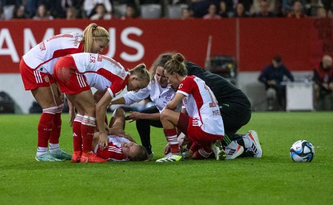 Die Aerzte und Teamkolleginnen kuemmern sich um Sydney Lohmann (FC Bayern Muenchen Frauen, 12), die sich mutmasslich eine schwere Verletzung zugezogen hat. FC Bayern Muenchen Frauen gegen 1. FC Koeln, Fussball, Frauen-Bundesliga, 2. Spieltag, Saison 2023 2024, 02.10.2023. (DFL DFB REGULATIONS PROHIBIT ANY USE OF PHOTOGRAPHS as IMAGE SEQUENCES and or QUASI-VIDEO). FC Bayern Muenchen Frauen gegen 1. FC Koeln, Fussball, Frauen-Bundesliga, 2. Spieltag, Saison 2023 2024, 02.10.2023. Muenchen Copyright: xEibner-Pressefoto Feinerx EP_HFR