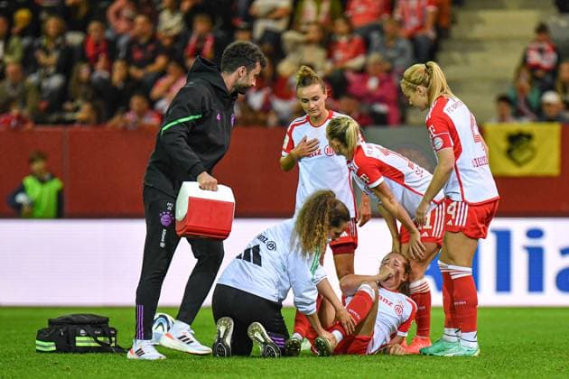 Sport Bilder des Tages Lina Magull (16 FC Bayern) , Lea Schüller (11 Bayern) und Glodis Viggosdottir (4 FC Bayern) sorgen sich um die am Boden liegende Sydney Lohmann (12 FC Bayern) beim Google Pixel Frauen Bundesligaspiel FC Bayern München - 1. FC Köln am 02.10.2023. München FC Bayern Campus Bayern Deutschland