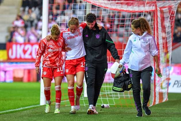 Linda Dallmann (10 FC Bayern) stützt die verletzte Sydney Lohmann (12 FC Bayern) beim Google Pixel Frauen Bundesligaspiel FC Bayern München - 1. FC Köln am 02.10.2023. München FC Bayern Campus Bayern Deutschland