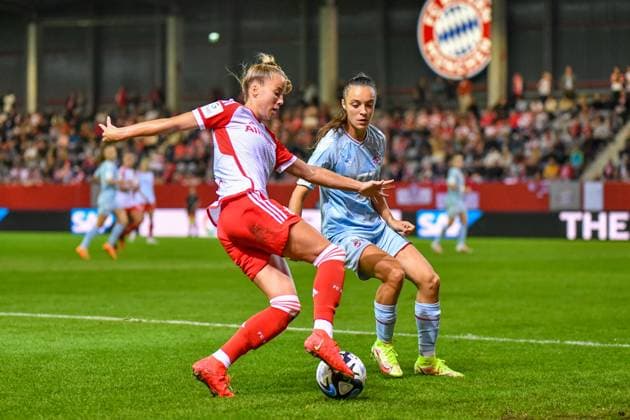 Giulia Gwinn (7 FC Bayern) und Natalia Padilla-Bidas (22 Köln) in Aktion beim Google Pixel Frauen Bundesligaspiel FC Bayern München - 1. FC Köln am 02.10.2023. München FC Bayern Campus Bayern Deutschland